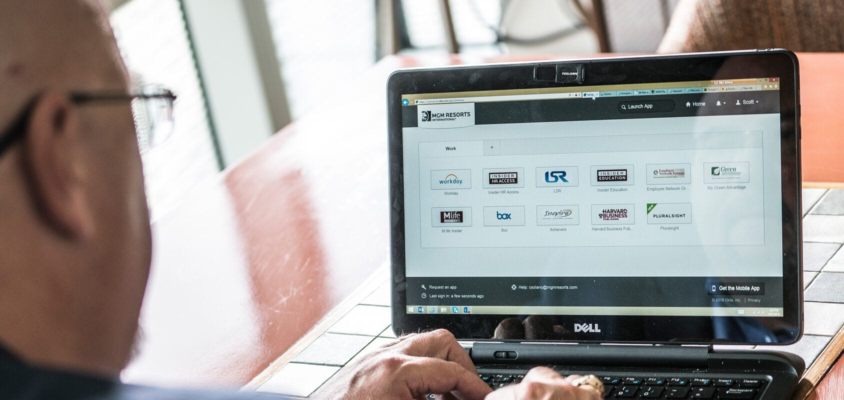 Pantalla de una computadora portátil que muestra un panel.